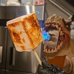 10円パン - 恐竜バーナーで 一気に炙ります！