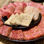 焼肉ホルモン 風土. - 分厚いのが左側ハラミ、右側シャトーロース