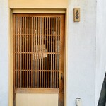 麦と麺助 - 割烹を思わせるおしゃれな入り口、この先に広がる空間が楽しみ