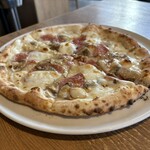 SALVATORE CUOMO & BAR - 季節のおすすめピッツァ　25年3月時点　サラミとマッシュルームのクリームピッツァ