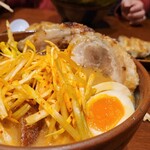 麺場 田所商店 - 【北海道味噌肉ネギらーめん】辛みネギのピリカラとゆで卵のしっとりさとじゃがいもの甘みがマッチング