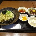 もつ真路 - ランチの桜ユッケ丼とソーラーメンセット、690円が今なら590円(^^)
            桜ユッケ丼はミニサイズ。ソーラーメンってなんだ？と思ったらラーメンのソーメンスタイル。つけ麺感覚だとちと味薄いか？