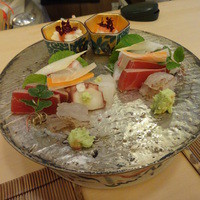 山玄茶 - お造り：マグロの炙り、タコ、イカ、車海老、鱧。マスカルポーネチーズとポン酢で食べるマグロが新しい！