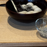 鈴懸 - しらたま　器から掬ってごま　きなこ　餡を絡めていただく