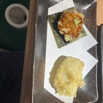 天ぷらとワイン 小島 - 海苔にのってるのがたら白子軍艦　もう一つがすずき