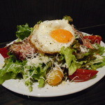 BARU 竹末 - 自家製ベーコンと野菜さらだ　目玉焼きのせ
      サラダにはドレッシングとたくさんのチーズが掛かっていて、注文ごとに炭火でカリカリに焼いた自家製ベーコンと半熟の目玉焼きをのせている贅沢な逸品。