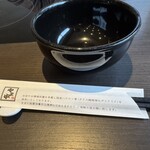 博多もつ鍋 やま中 - テーブル、食器もキレイ