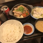 松屋 - 料理写真:「サムギョプサル風豚定」(特盛、1,180圓)
「コカコーラ」(100圓)。