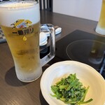 博多もつ鍋 やま中 大橋本店 - 生ビールとお通しのニラ和物　茹で加減が良い