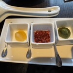 博多もつ鍋 やま中 - ニンニク、唐辛子、柚子胡椒　