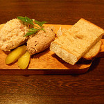 BARU 竹末 - 豚リエットと豚レバーパテ　パン一個つき(650円)
      あっさりとした豚リエットとこってりとした豚レバーパテ。対照的だけど、どちらも自家製パンとは好相性。