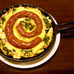 BARU 竹末 - 黒きゃべつと仔羊のチョリソーのオムレツ（750円）
      刻んだチョリソーが入っているのかと思いきや、鉄板の真ん中に渦を巻いている！羊のしっかりとした味わいが、噛むほどに広がり、野菜とも好相性。