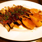BARU 竹末 - 仔羊スペアリブの黒ビール煮込み（900円）
      黒ビールとは解からなかったけれど、コクのある濃厚なソースで、肉がホロホロと骨から外れて、口の中でとろけるような食感。美味。