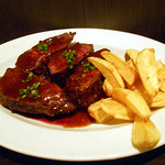 BARU 竹末 - 牛サガリのグリル。ボリュームもあって、やわらかくてジューシー。ソースもまた旨いのです。
      自家製のフライドポテトも中身がしっとりして、美味。