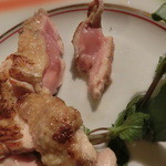 トリコロール - レアな焼き加減のホロホロ鳥むね肉。ワイルドバジルも香り高い♪