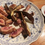 トリコロール - モモ肉のソテー、別名「将軍」とも呼ばれる薬草・・・大黄のソース。美しい赤！　添えられたお野菜は水ナス。