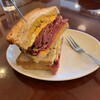 キノーズマンハッタンニューヨーク - ニューヨークルーベンサンドイッチ 2,100円、エッグトッピング +100円（いずれも税込）
