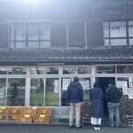 須崎食料品店 - 外観(金曜の11時ごろ。閉店間際なので列少なめ)