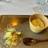 レストラン トヨ トーキョー - アミューズ
                    新生姜、芽キャベツ、タラの芽にミモレット
                    百合根クリームにホワイトアスパラ、コンソメゼリー