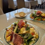 タンタ フェリチッタ - ローストビーフのサラダ、バゲット