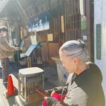 小川菊 - 店の前でジッと待っていなくてもいいシステムなのはよかった。