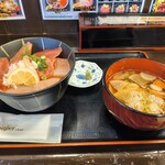 北かつまぐろ屋 - まぐろ三色丼プレミアム1780円 　 つみれ汁に変更＋350円