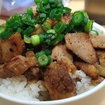 中華そば たかばん - 煮干そば 930円 にんにく醤油丼 300円(ランチ)