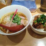 中華そば たかばん - 煮干そば 930円 にんにく醤油丼 300円(ランチ)