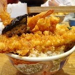 日本橋 天丼 金子半之助 - 穴子が大きく入らない。
