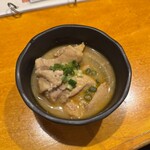 大衆居酒屋魚さんこ - お通し　鶏肉の煮込み