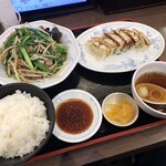 福しん - 「レバニラ炒め定食（餃子セット）」（1,040圓）。