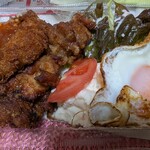 社 - からあげとカニクリームコロッケ　目玉焼と味海苔はサービスか？