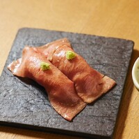 黒毛和牛ザブトンの炙り握り　二貫