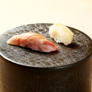最高級食材を使った鮨や一品料理を、コースで心ゆくまで愉しむ