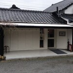 Cernia - 奥に駐車場あり