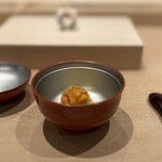 紀尾井町 三谷 - 越前蟹と雲丹 越前蟹がスタートから出てくるのは素晴らしいのですが、これに合わせる最初の一杯がなんと幻の日本酒十四代。 衝撃のスタートです。