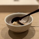 紀尾井町 三谷 - 鰆 塩水締め、皮目だけ炙り香ばしさを。 これが衝撃的に美味しい。鰆という概念を飛び越えた食感、香ばしさ、味わい。