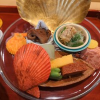 銀座 きた川 - 左奥から飯蛸、ザーサイ、平貝、モロッコインゲンの辛子味噌和え、鯛小袖寿司、玉子真薯、一寸豆の甘煮、赤コンニャク