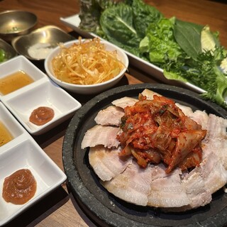 7種類の野菜を楽しめる看板商品サムギョプサル