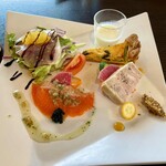 ビストロ HIBIKI - 料理写真:前菜は白カブのブラマンジェ、ほうれん草のキッシュ、生ハムサラダ、豚肉のテリーヌ、琴浦サーモンとキャビアのマリネなどなど。