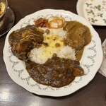 トマト - 和牛ビーフジャワカレー（チーズ、野菜トッピング）  ビーフタンカレー（チーズ、野菜トッピング）  ビーフタンカレー（チーズトッピング）  仔牛のミルクカレー（野菜トッピング）