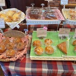 ベーカリー・カフェ・ポム - 小ぶりですが、美味しそうなラインナップ
