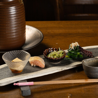 こだわりの付き出しからスタート。新鮮な海の幸を様々な調理法で