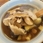 一生 - きのこ汁を掬ってみると、きのこと茄子がゴッソリ！