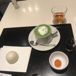 虎屋菓寮 - お店で提供されるクロモジは、お持ち帰りの物よりも長いのですよ。