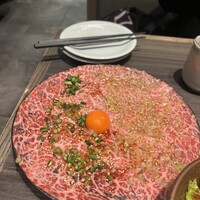 上野太昌園 上野本店 - シルクユッケ(左側：タレ　右側：ねぎ塩タレ)