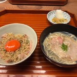 木山 - 左:じゃこご飯 卵黄のせ
      右:貝出汁ラーメン
