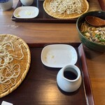 浅田 - 仕方ないので、同時に食べました
                                ああ、キノコ蕎麦メチャ美味いやん
                                ざる蕎麦の繊細な風味がわからんくなったわ　笑