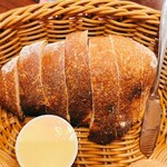 ELBA - ランチ時にはパンが付きます