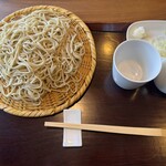 浅田 - ここの蕎麦が一番好きなんです。伸びないうちにやっつけましょう。